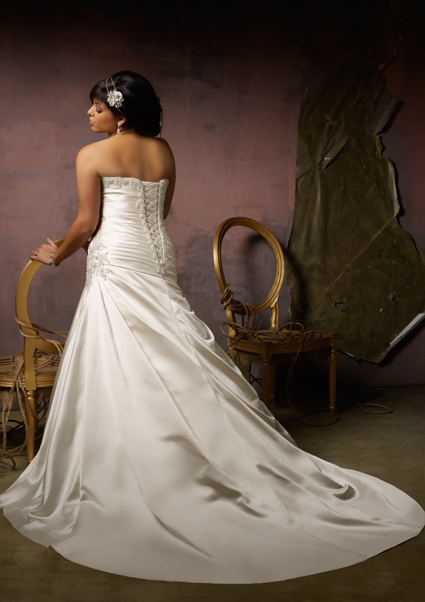 Свадебное платье королевских размеров «А силуэта » с шлейфом