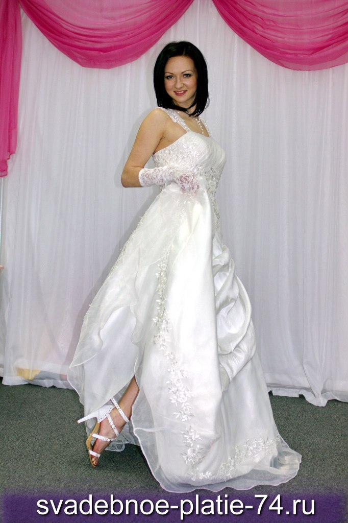Свадебное платье А - силуэта с кружевным шлейфом