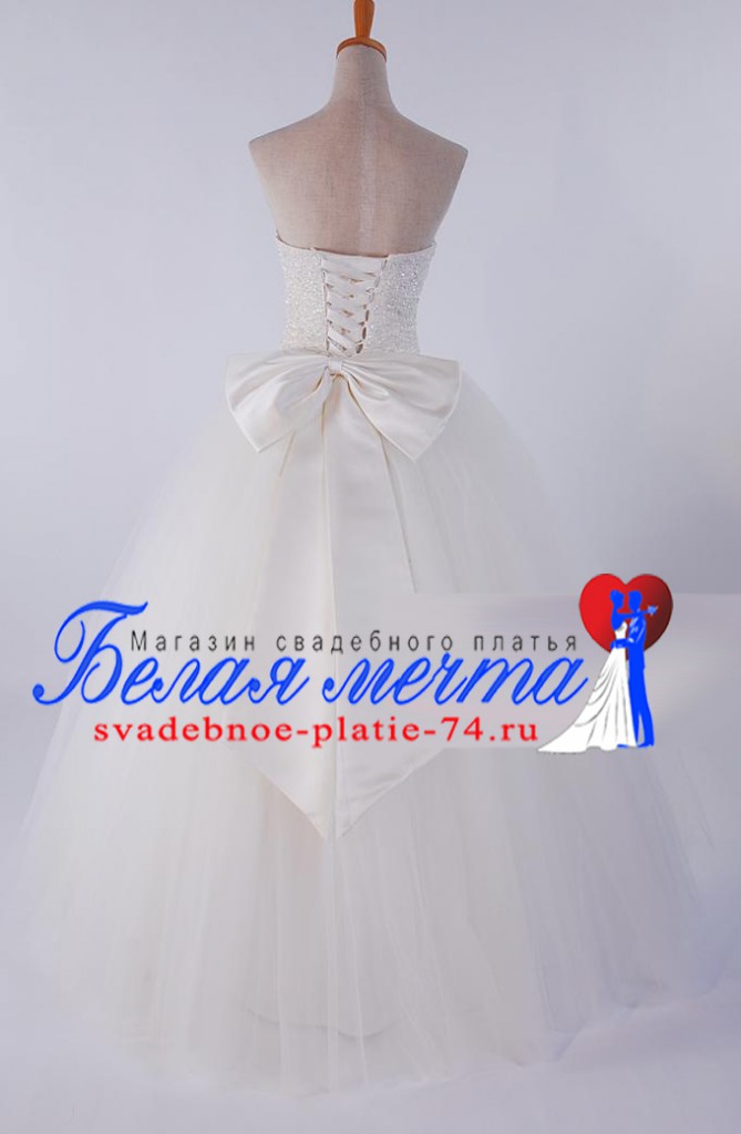 Пышное свадебное платье с блестящим корсетом