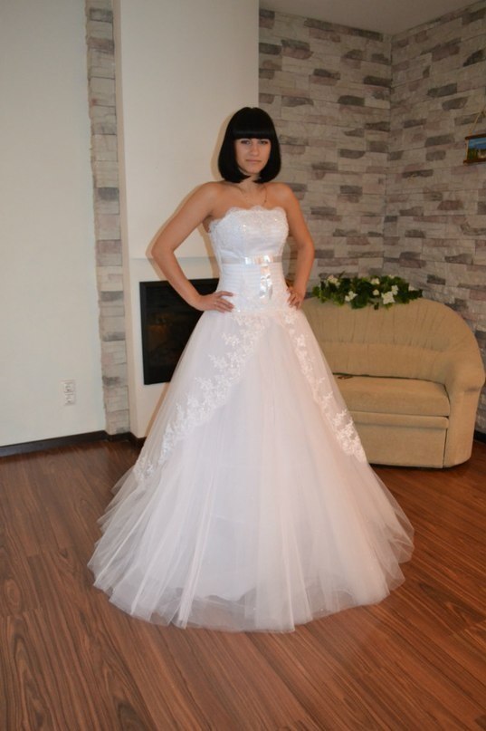 Кружевное свадебное платье с заниженной талией