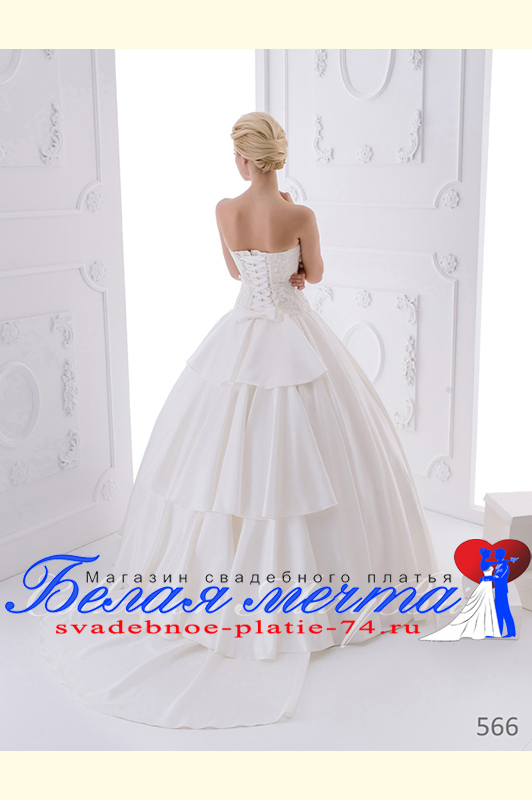 Пышное свадебное платье с атласной юбкой